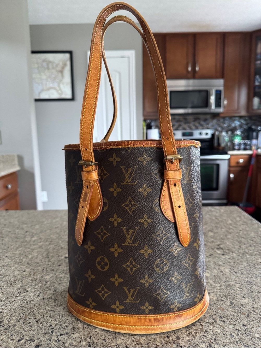 Authentic 🤎👜Louis Vuitton Monogram Bucket Tote in Brown & Tan Leather